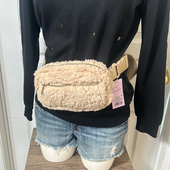 NWT WILD FABLE FAUX FUR WAIST BAG IN CREAM - Picture 3 of 6
